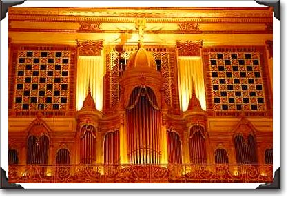 The world's largest pipe organ, Wannamaker Store